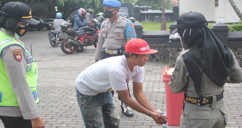 Pelanggar Prokesa diminta cuci tangan dengan sabun sebelum melaksanakan sidang di tempat. (ist)