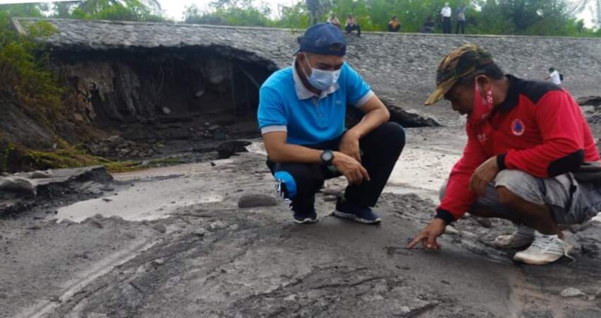 Pemkab Lumajang meninjau DAS yang dialiri lahar dingin Semeru di Dusun Bondeli, Desa Sumberwuluh, Kecamatan Candipuro.