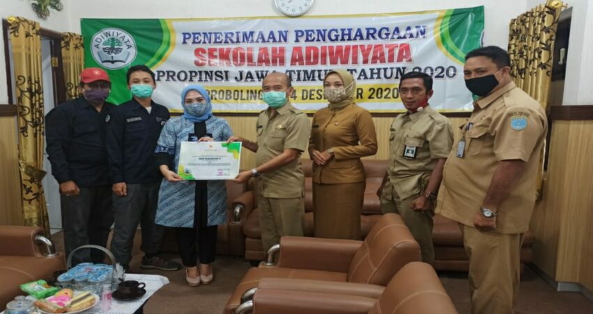 Penghargaan tersebut diserahkan oleh tim dari DLH Provinsi Jawa Timur, Eka Agustina kepada Kepala DLH Rachmadeta Antariksa di ruang kerjanya, Selasa (15122020).