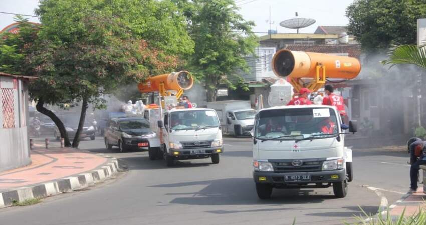 Sejumlah Mobil Gunner melakukan penyemprotan disinfekta diruas jalan Kabupaten Jember.