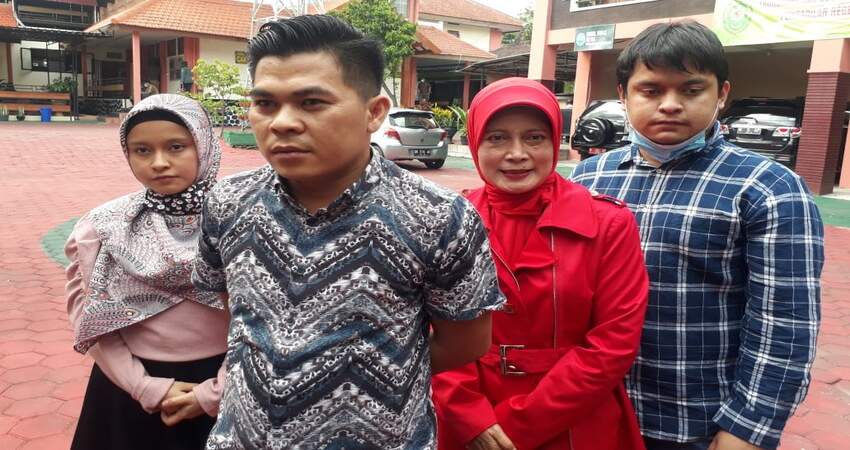Tatik bersama kedua anaknya serta Helly SH MH, kuasa hukumnya di PN Malang. (gie)