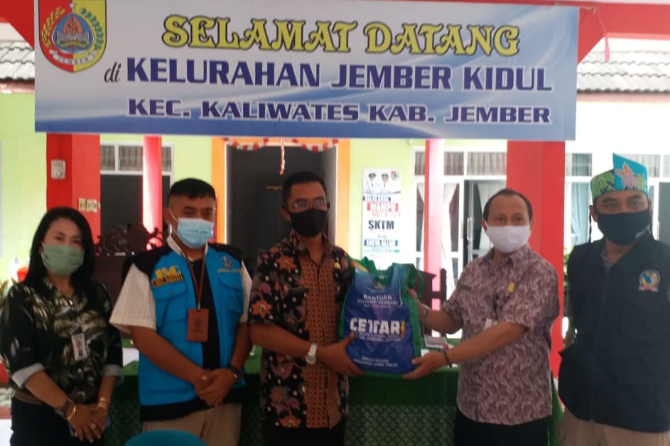 Dinsos Jember Bagikan Sembako Untuk Tunawisma dan PPKS