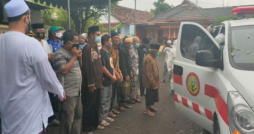 Kedatangan jenazah wakil wali kota itu disambut isak tangis keluarga, saudara serta Wali Kota Habib Hadi (peci putih) dan warga Kota Probolinggo yang telah menanti di rumah duka.