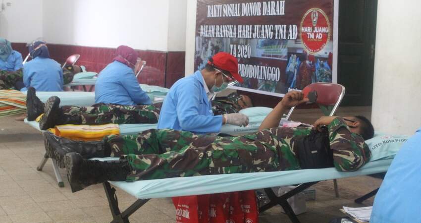 Dengan tetap melaksanakan Prokes secara benar pelaksanaan donor darah di Aula Kodim Probolinggo berlangsung dengan tertib, Selasa (8/12/2020).