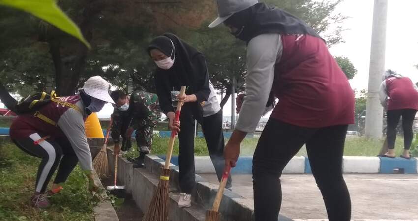 UPT PPP Mayangan Probolinggo melakukan aksi bersih bersih lingkungan yang ada di kawasan PPP Mayangan Probolinggo dengan melibatkan para karyawan, para nelayan dan PKL.