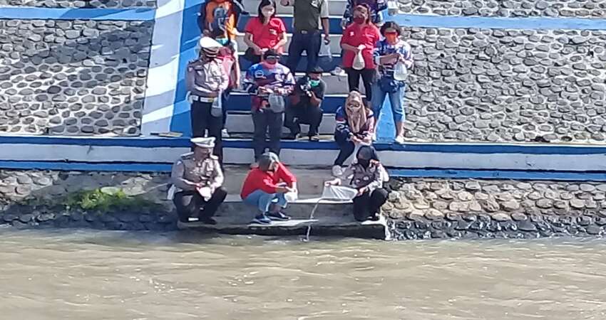 Awali Tahun Kerbau Logam, Komunitas Tionghoa Tebar 50 Ribu Benih Ikan di Situbondo