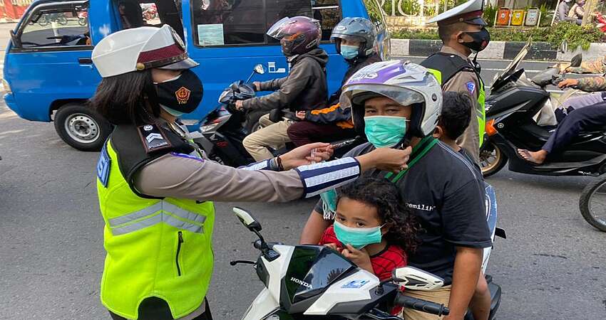 Cegah Penyebran Covid-19, Kapolresta Malang Kota Bagikan 1000 Masker