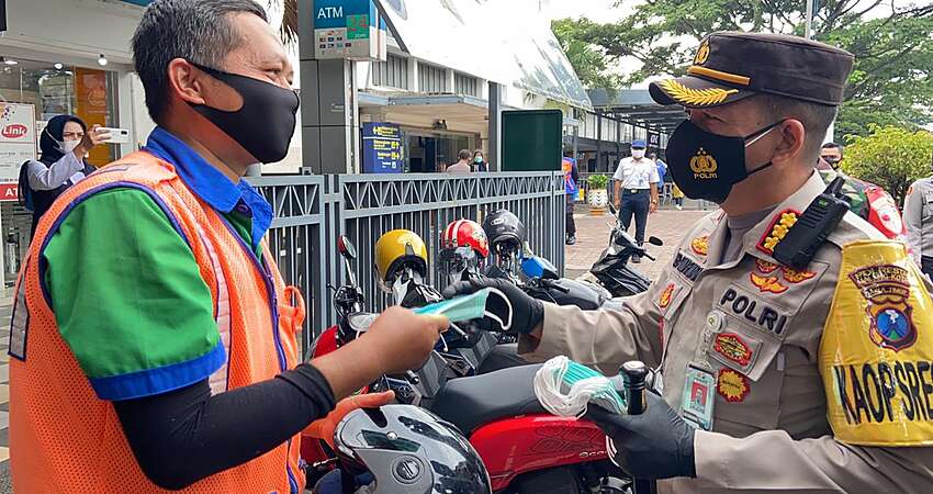 Datangi Stasiun Kota Malang, Kapolresta Makota Bagikan 5000 Masker