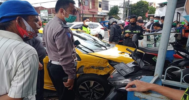 Kecelakaan Beruntun, Mobil Brio Tabrak Mobil Boks Dan 2 Motor ...