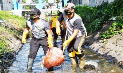 Peringati Hari Peduli Sampah Nasional, TNI Bersama Polri Lumajang Susuri Sungai Bersihkan Sampah