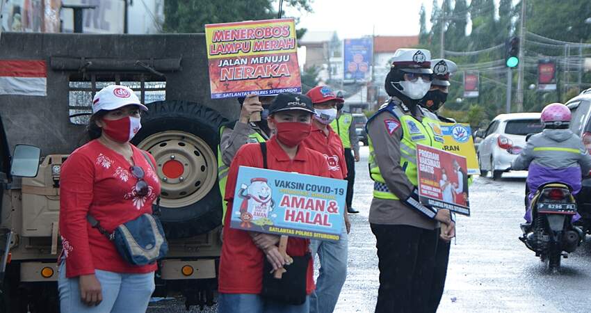 Satlantas Polres Situbondo Bersama Perkumpulan Warga Tionghoa Bagikan 500 Masker dan Buah-Buahan