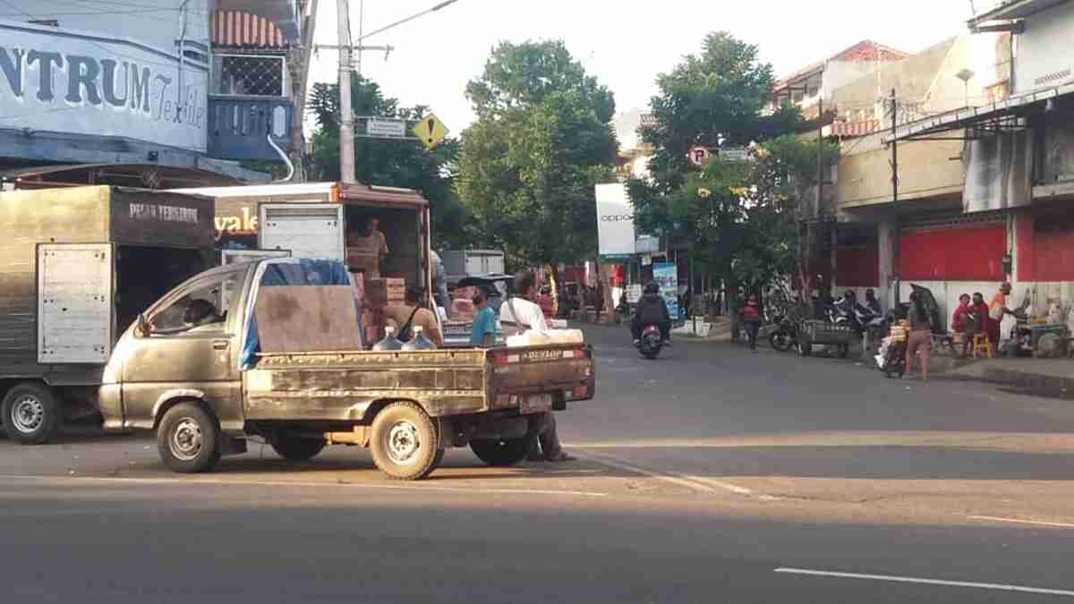 Aktivitas Bongkar Muat di Jalan Protokol Situbondo Dikeluhkan Pengguna Jalan