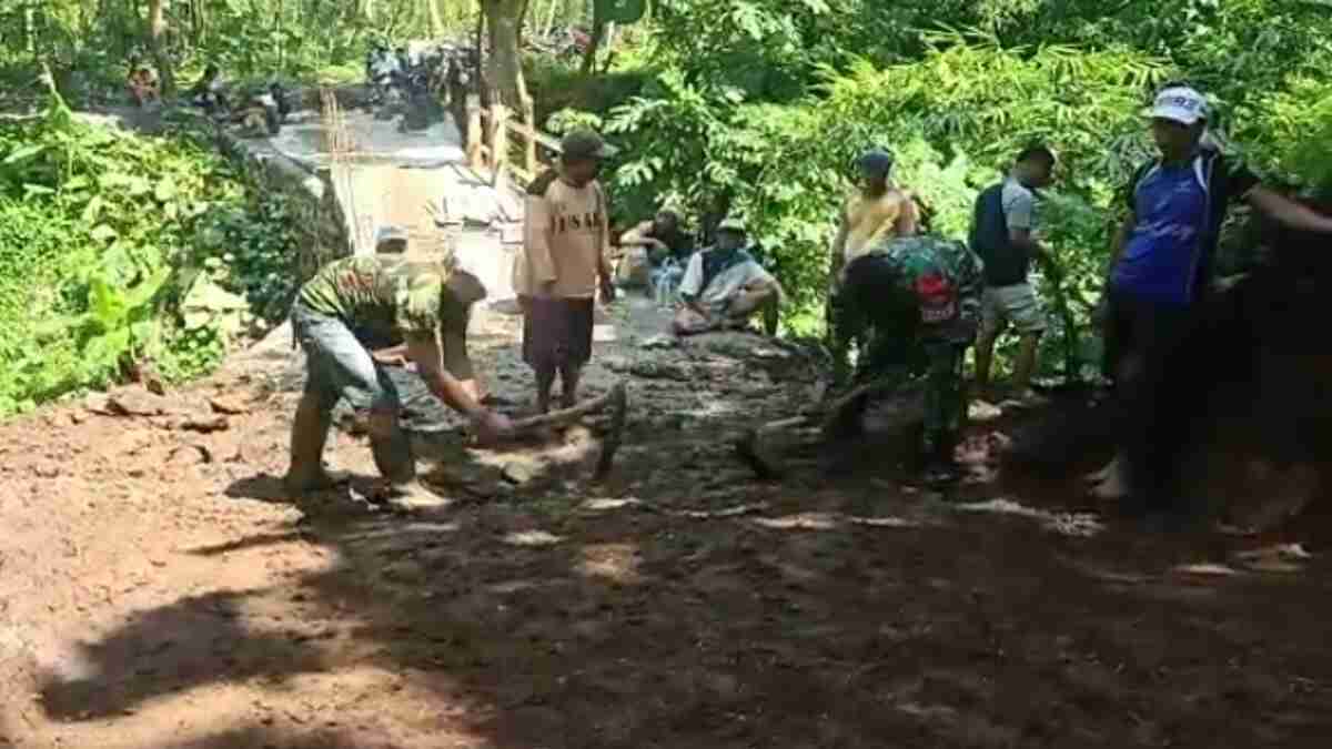 Babinsa Klakah Lakukan Gotong Royong Pembersihan dan Pemerataan Jalan Dawuhan