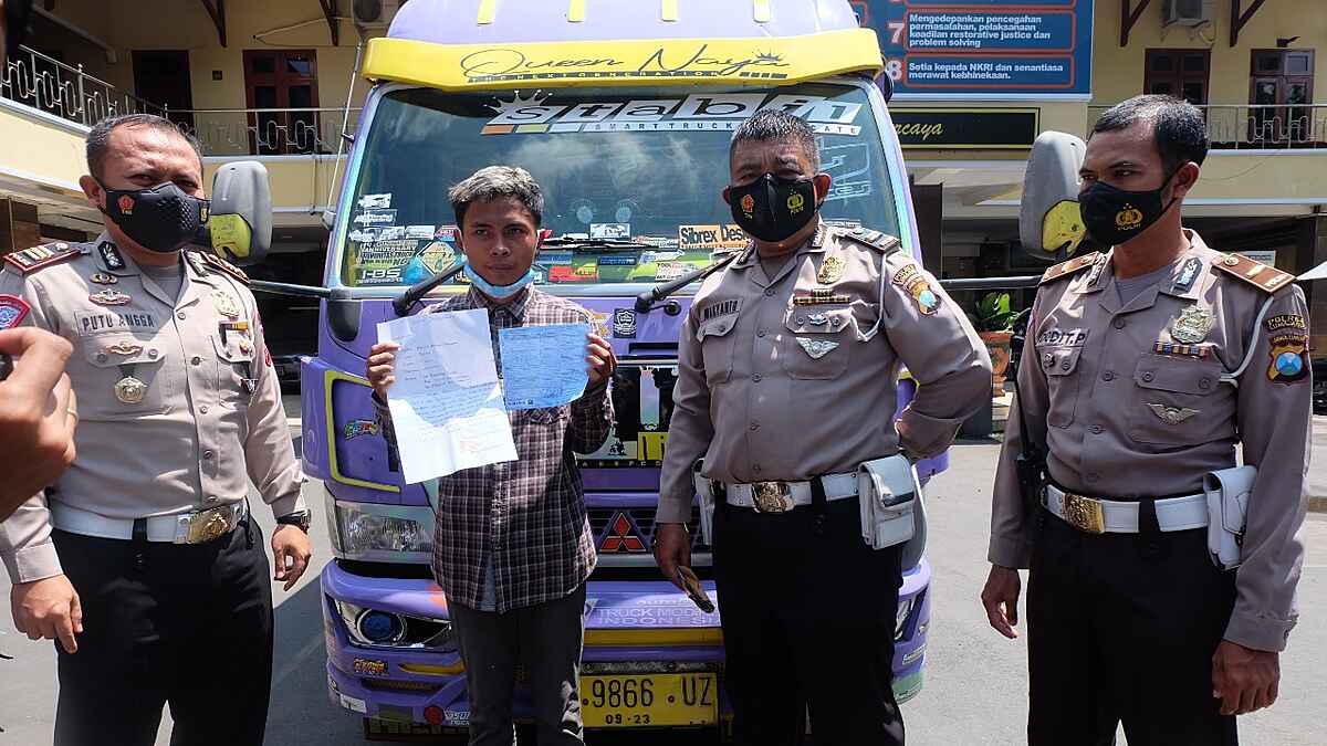 Bahayakan Pengguna Jalan, Satlantas Polres Lumajang Amankan Sopir Truk Oleng