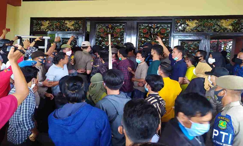 Demo Mahasiswa Menyoal Tambak Udang Berlangsung Ricuh