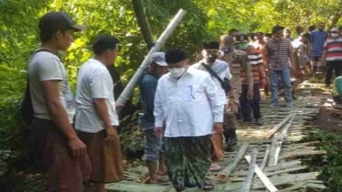 Dengar Ada Jembatan Putus, Bupati Karna Langsung Tinjau Lokasi Usai Pengajian