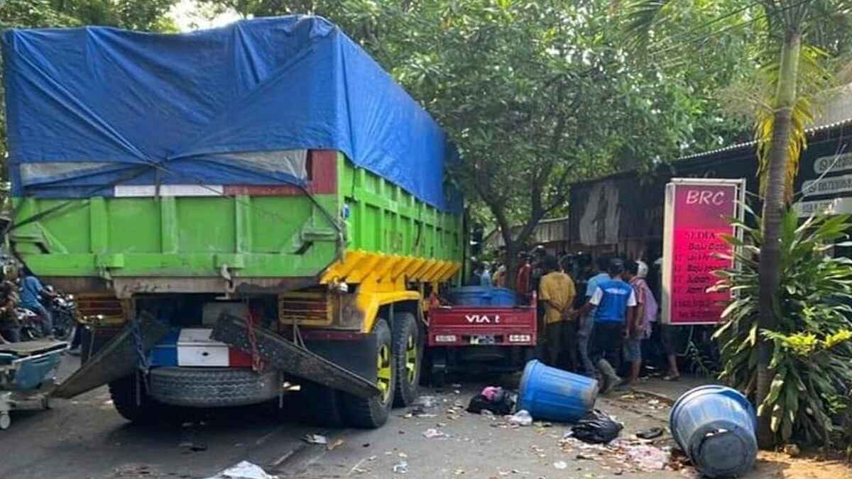 Dump Truk Hajar Tiga Motor di Depan Pasar Burung Lamongan, 1 Orang Mati