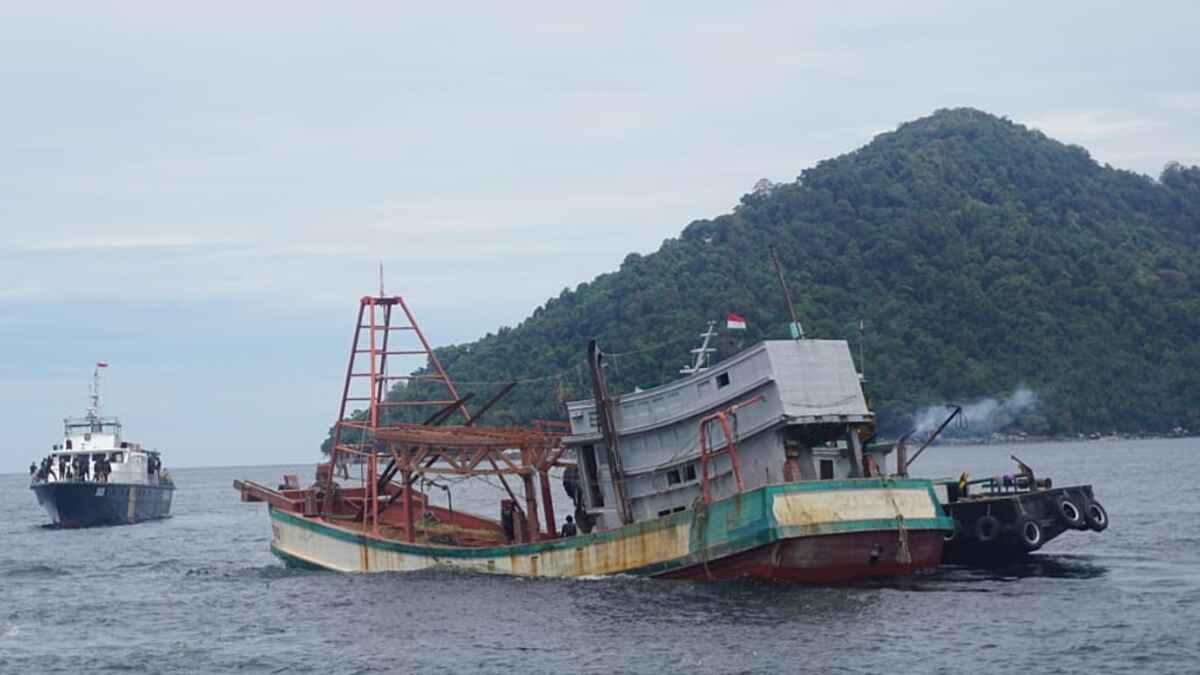 KKP dan Kejaksaan RI Kembali Musnahkan Empat Kapal Asing Ilegal