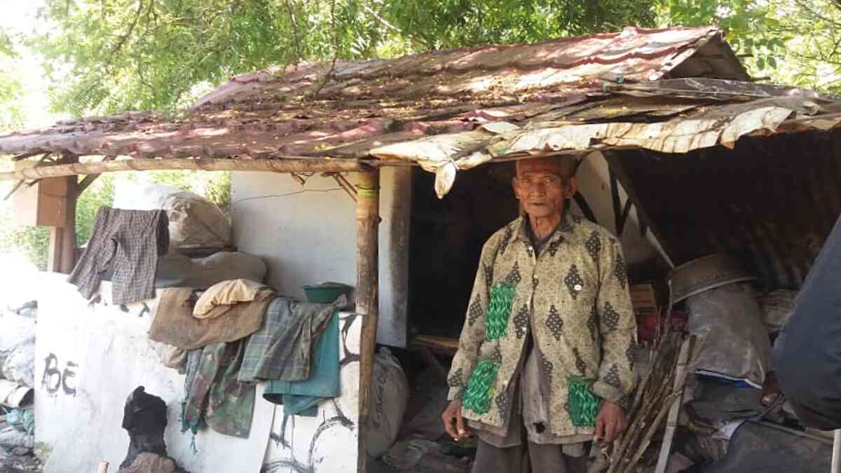 Nestapa Kakek Moyo, Tinggal dalam Gubuk Terpencil Perbukitan, Minum pun harus Mengandalkan Hujan