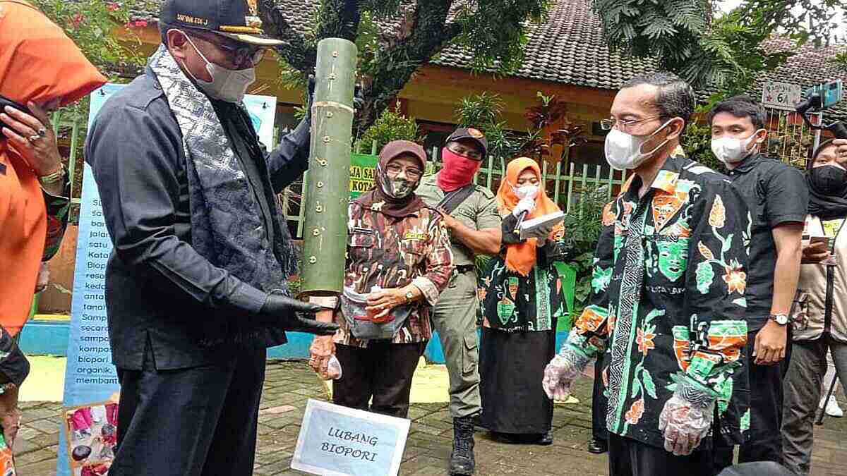 Peringati Hari Air Sedunia, Wawali Kota Malang Kunjungi SDN Kotalama 1 Resmikan Seribu Tomat dan Tanam Pule