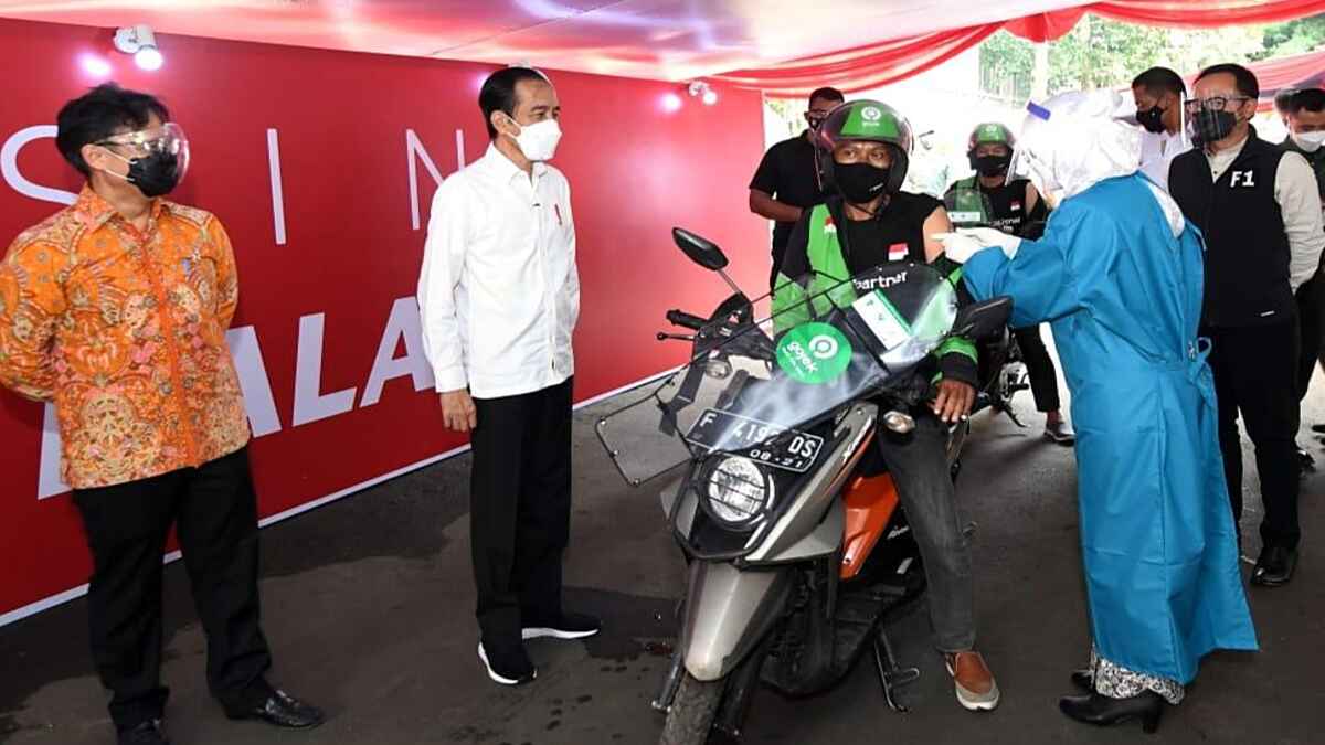 Presiden Tinjau Pelaksanaan Vaksinasi Massal dengan Sistem Drive-thru