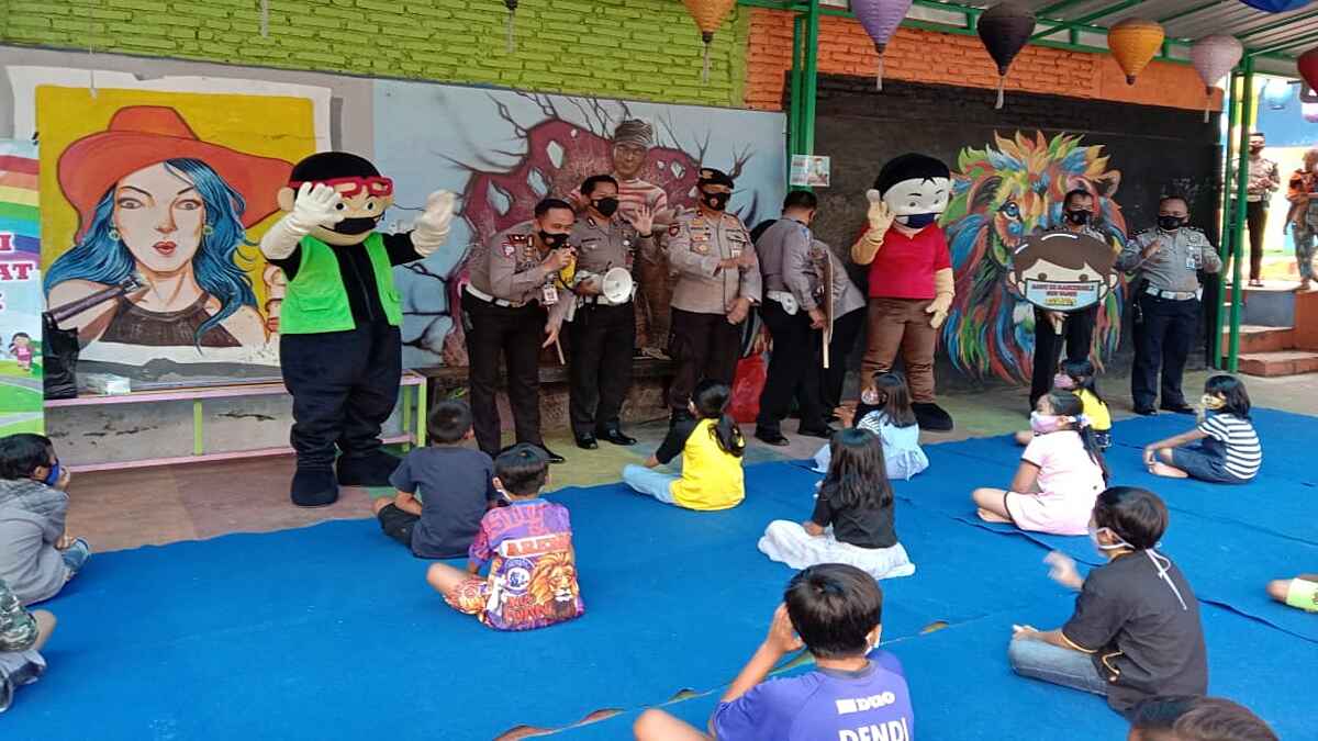 Satlantas Makota Hibur Anak-Anak di Kampung Warna-warni, Tanamkan Edukasi Tertib Belalu Lintas