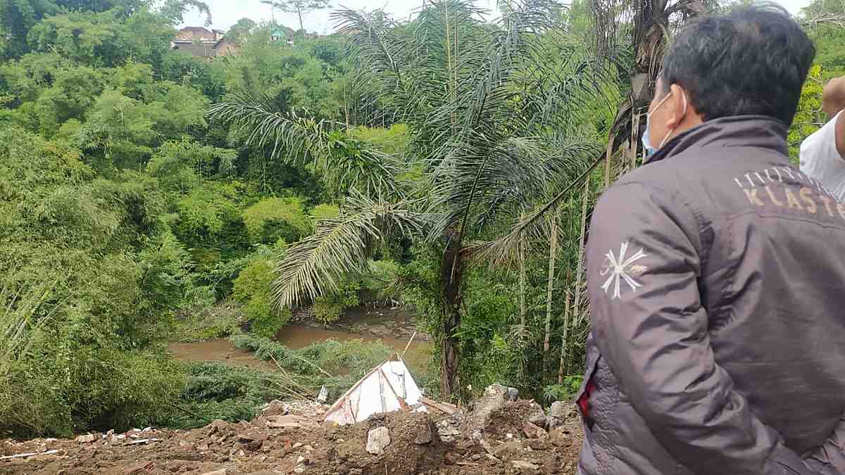 Tiga Rumah di Bumiayu Malang Ambrol ke Ngarai Akibat Cuaca Ekstrem