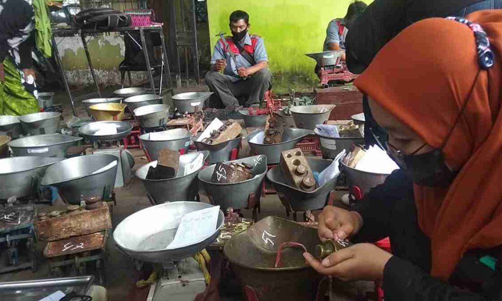 UPT Metrologi Legal Kota Probolinggo Tera Ulang Timbangan di Pasar Tradisional Ketapang
