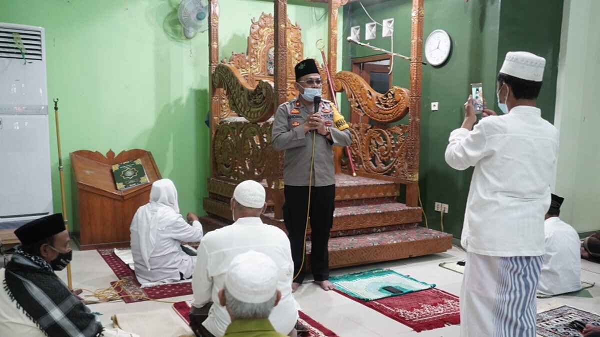 Wakapolresta Binluh kepada Jamaah Sholat Jumat di Masjid Agung Probolinggo