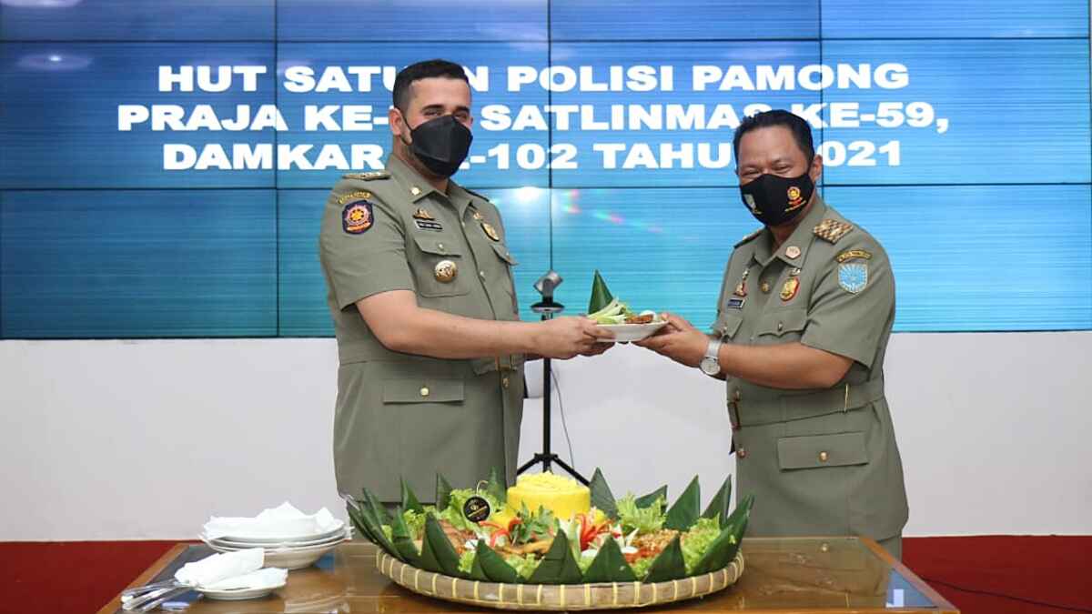 Wali Kota Probolinggo Pimpin Upacara HUT Sat Pol PP, Satlinmas dan Damkar