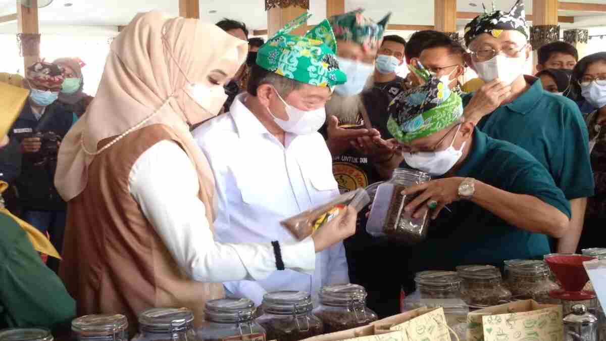 Bupati Situbondo Bersama Kepala Bappenas Launching Kopi Kayu Mas