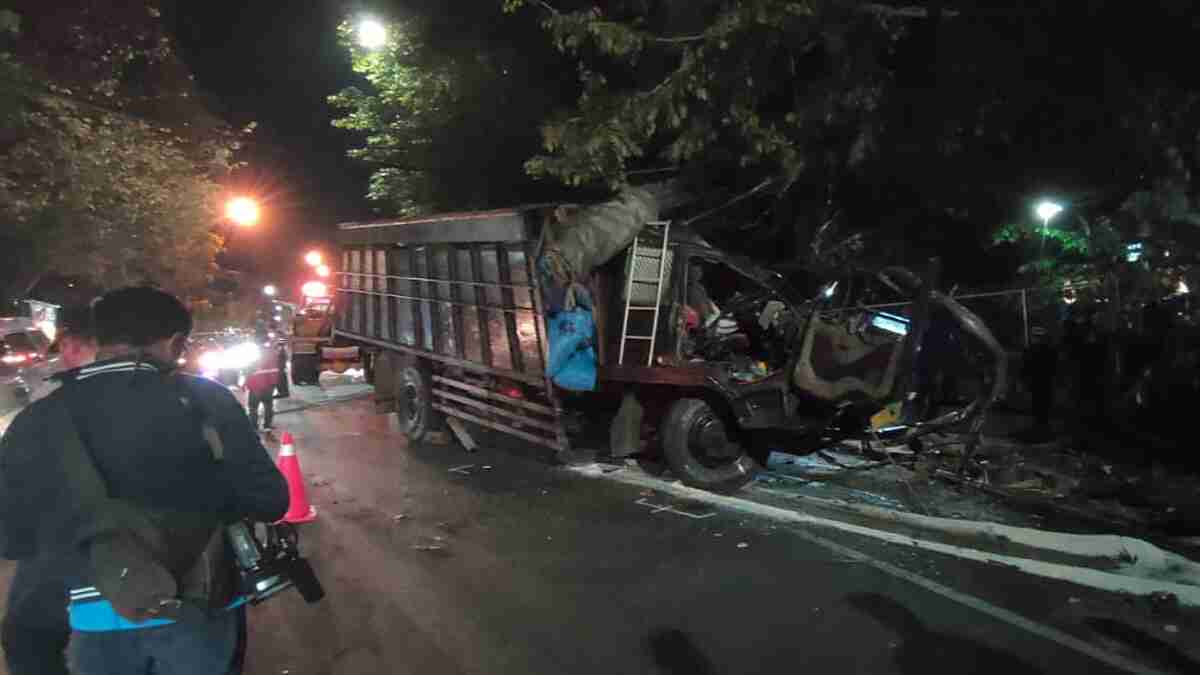 Diduga Rem Blong, Truk Fuso Muat Garam Hajar Pengendara Motor dan Berhenti Setelah Tabrak Pohon