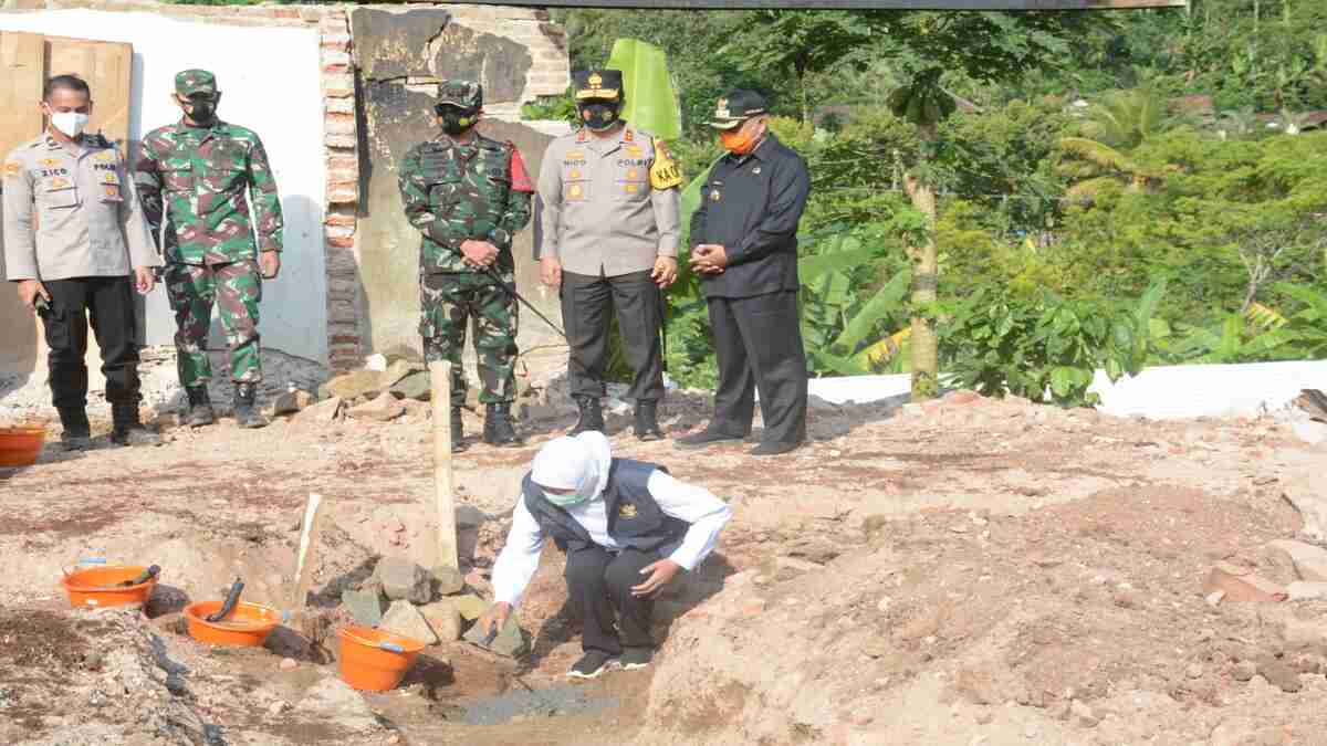 Gubernur Jatim bersama Forkopimda Provinsi dan Bupati Malang Lakukan Peletakan Batu Pertama RLH Korban Gempa