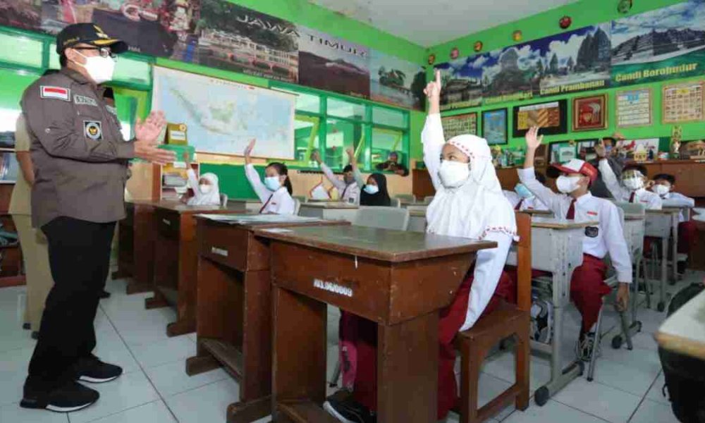 Hari Pertama PTM, Wali Kota Sutiaji Tinjau Langsung ke Empat Sekolah