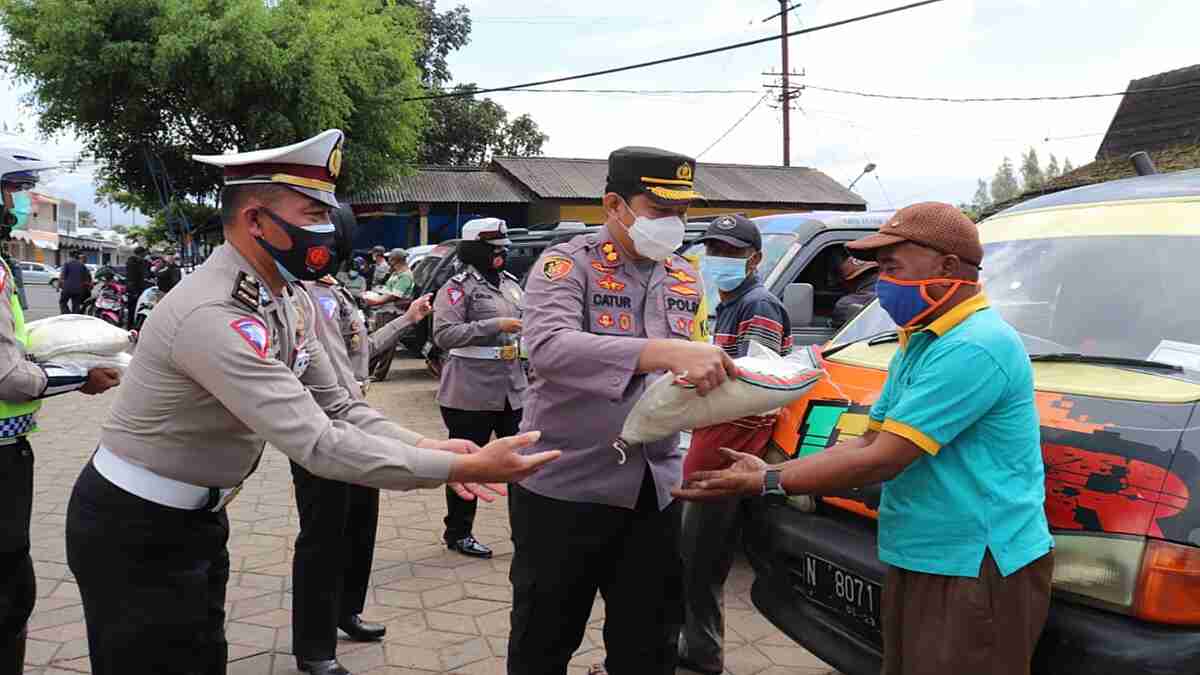 Hari Pertama Ramadhan, Polres Batu Bagikan Bantuan Beras dan Nasi Kotak Bagi Masyarakat