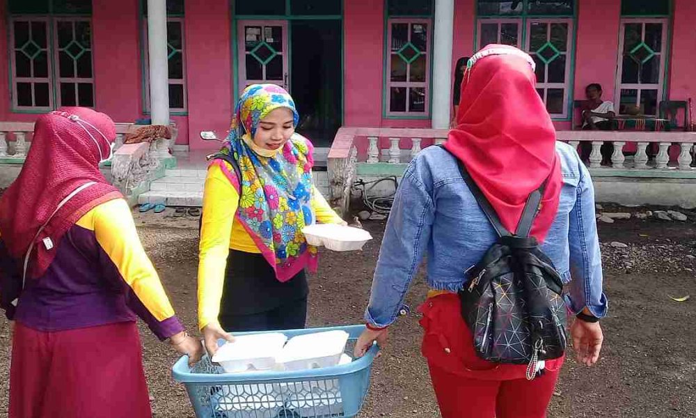 Jumat Berkah, Kades Mangaran bersama Kader Desa Bagikan Nasi Kotak