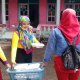 Jumat Berkah, Kades Mangaran bersama Kader Desa Bagikan Nasi Kotak