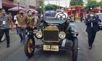 Kunjungi Museum Angkut, Menko Marves Coba Naiki Mobil Klasik