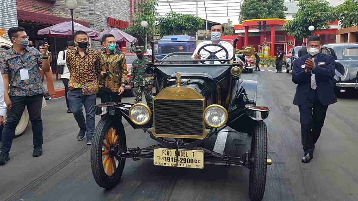 Kunjungi Museum Angkut, Menko Marves Coba Naiki Mobil Klasik