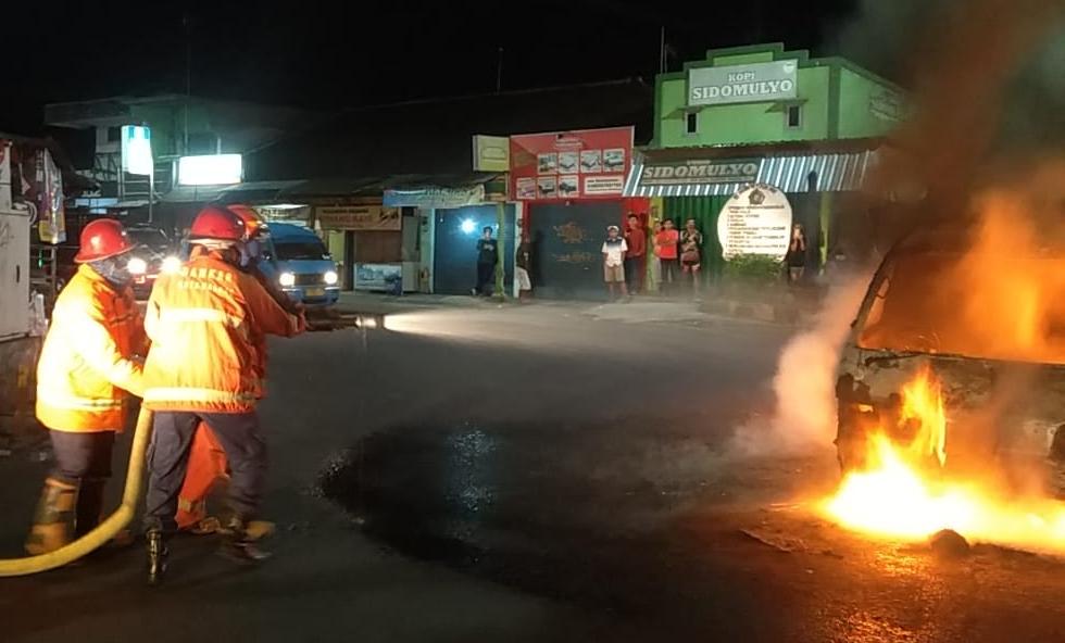 Melintas di Jl Bandulan, Mobil Daihatsu Zebra Mendadak Terbakar