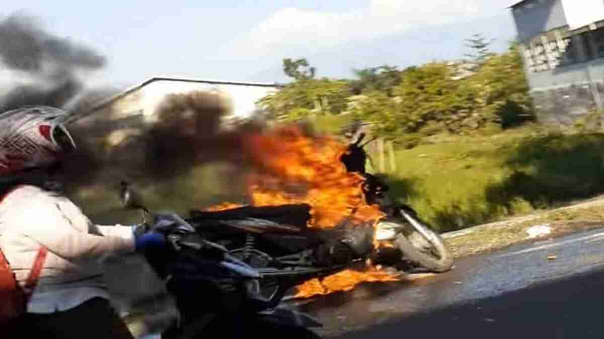 Perjalanan Pulang Kerja Motor Tiba-Tiba Terbakar