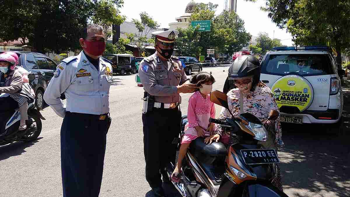 Polisi Mulai Gencar Kembali Sosialisasi Tertib Berlalu Lintas, Disiplin Prokes dan Bagikan Masker