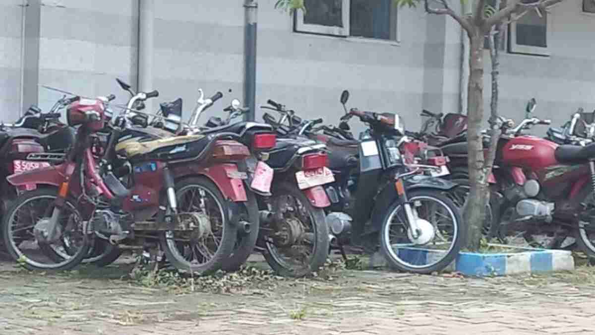 Puluhan Kendaraan Berplat Merah Mangkrak di Belakang Disdik Lamongan