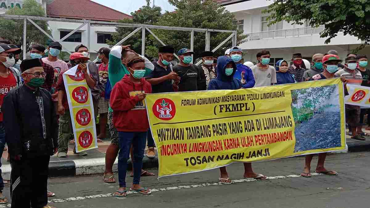 Puluhan Masyarakat yang Tergabung di FKMPL Lurug Kantor Pemkab Lumajang, Tagih Janji Soal Pertambangan