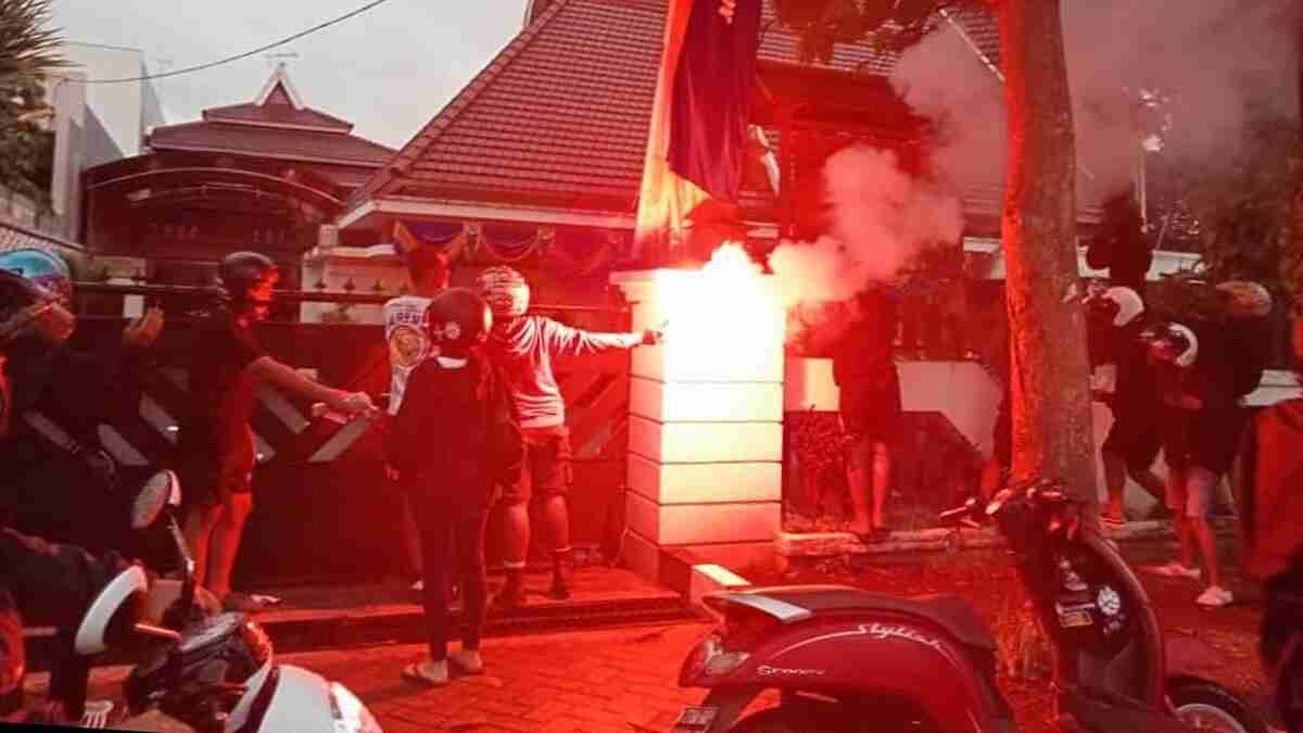 Puluhan 'Pesawat Kertas' Bertulis Selamatkan Yayasan Arema Beterbangan di Rumdin Wali Kota Malang