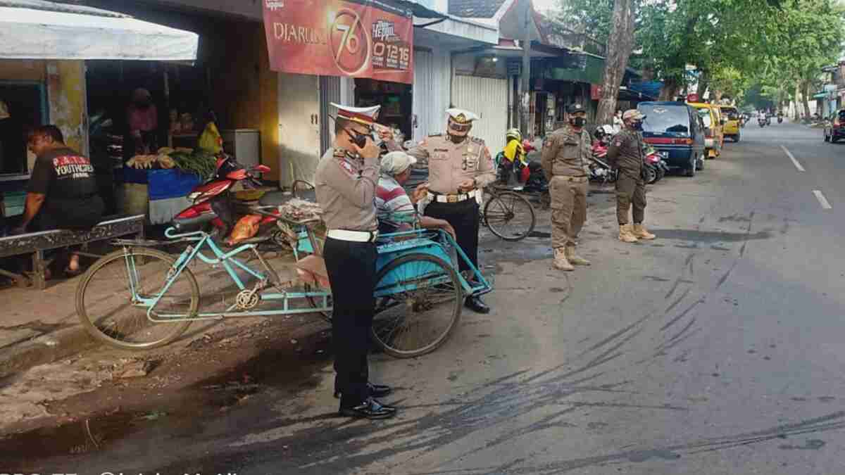 Satlantas Polres Probolinggo Pantau Lalin sambil Edukasi Protokol Kesehatan kepada Pengguna Jalan