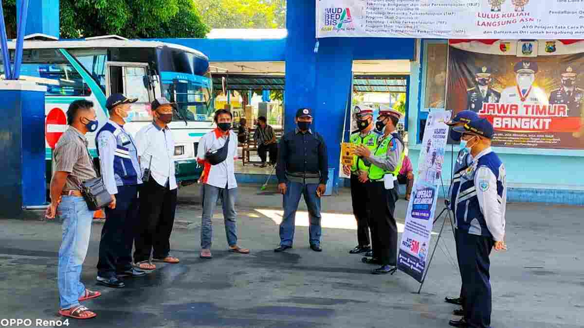 Satlantas Polres Situbondo Sosialisasi Larangan Mudik kepada Sopir di Terminal Situbondo