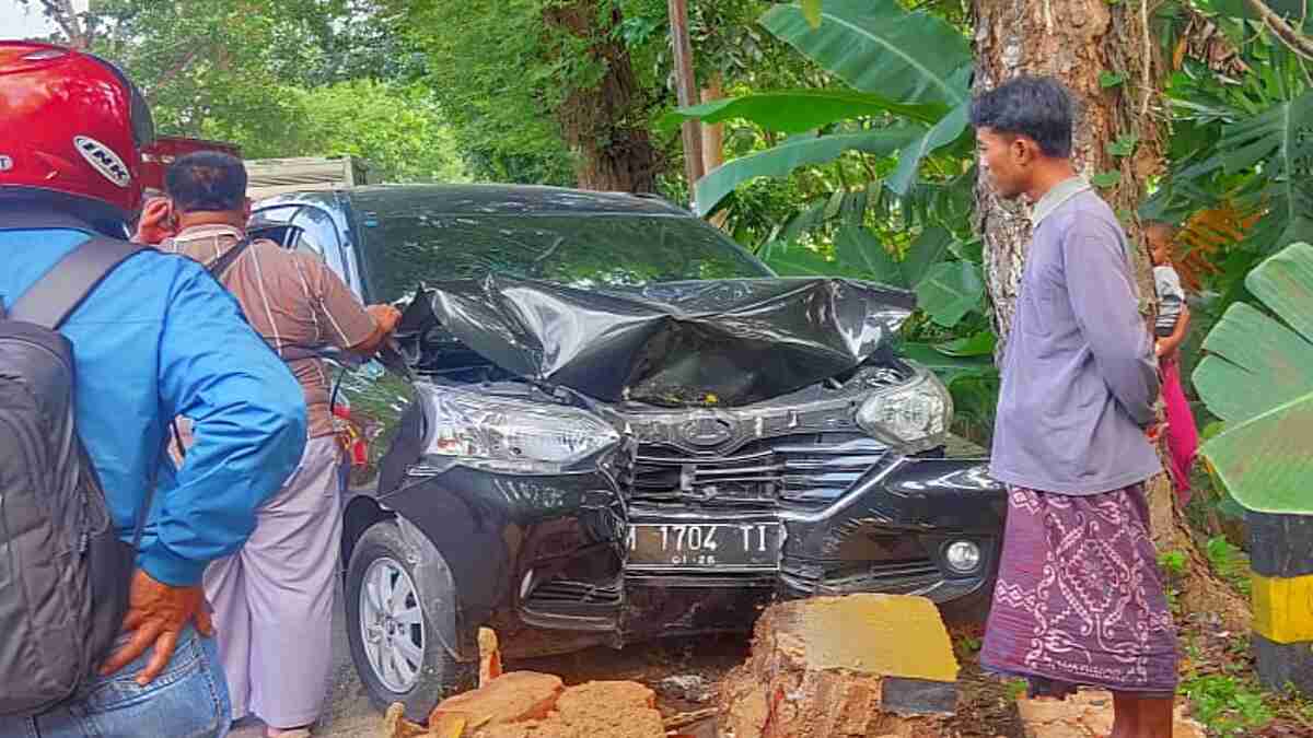 Truck Fuso Seruduk Avanza di Jalan Raya Artodung Pamekasan