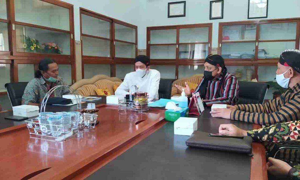 Wabup Trenggalek Syah M. Natanegara dan Sekda Trenggalek saat menerima kunjungan ARuPA dan USAID Bijak di kantor sekretariat daerah.