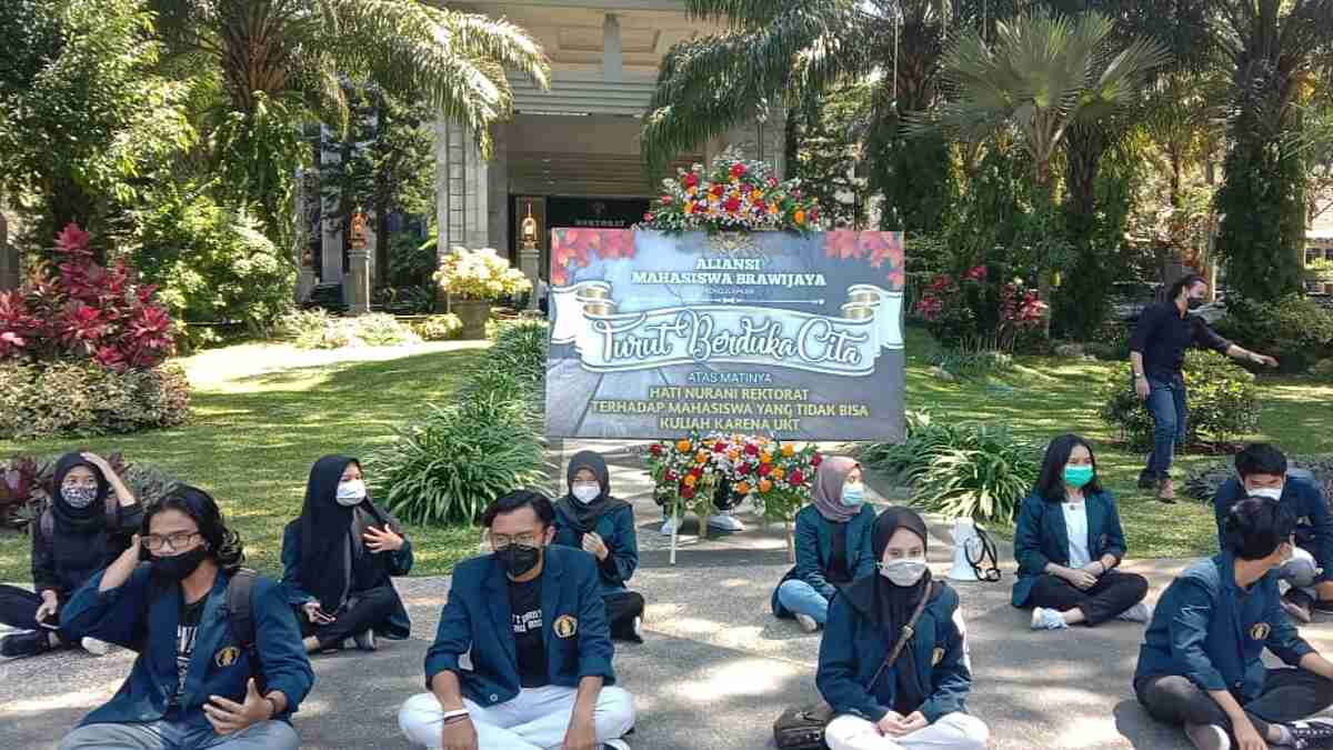 30 Aliansi Mahasiswa UB Lakukan Aksi di Depan Rektorat UB